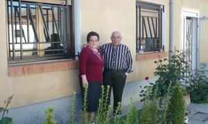 Emigrar por la concentración  Adriano Maté y su esposa, Vicenta Sánchez, en el patio de su casa de Meneses de Campos. :: LEONOR RAMOS